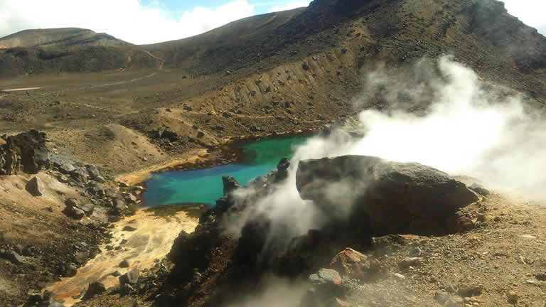 The tongariro alpine crossing and emerald lakes